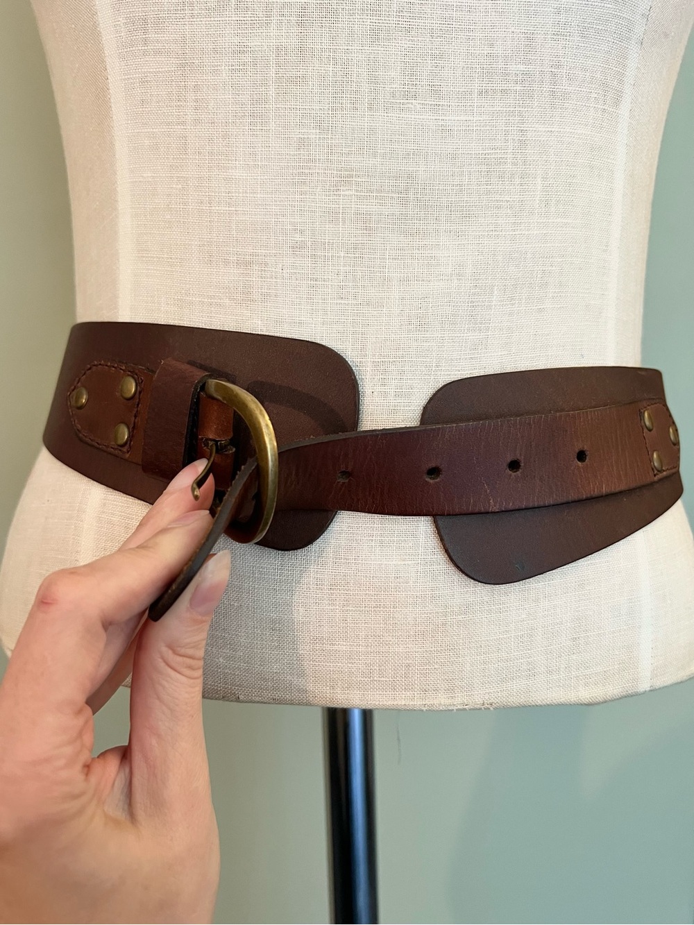 Vintage 1950s Style Women’s Brown Leather Belt with Brass-Tone Buckle - Picture 4 of 14
